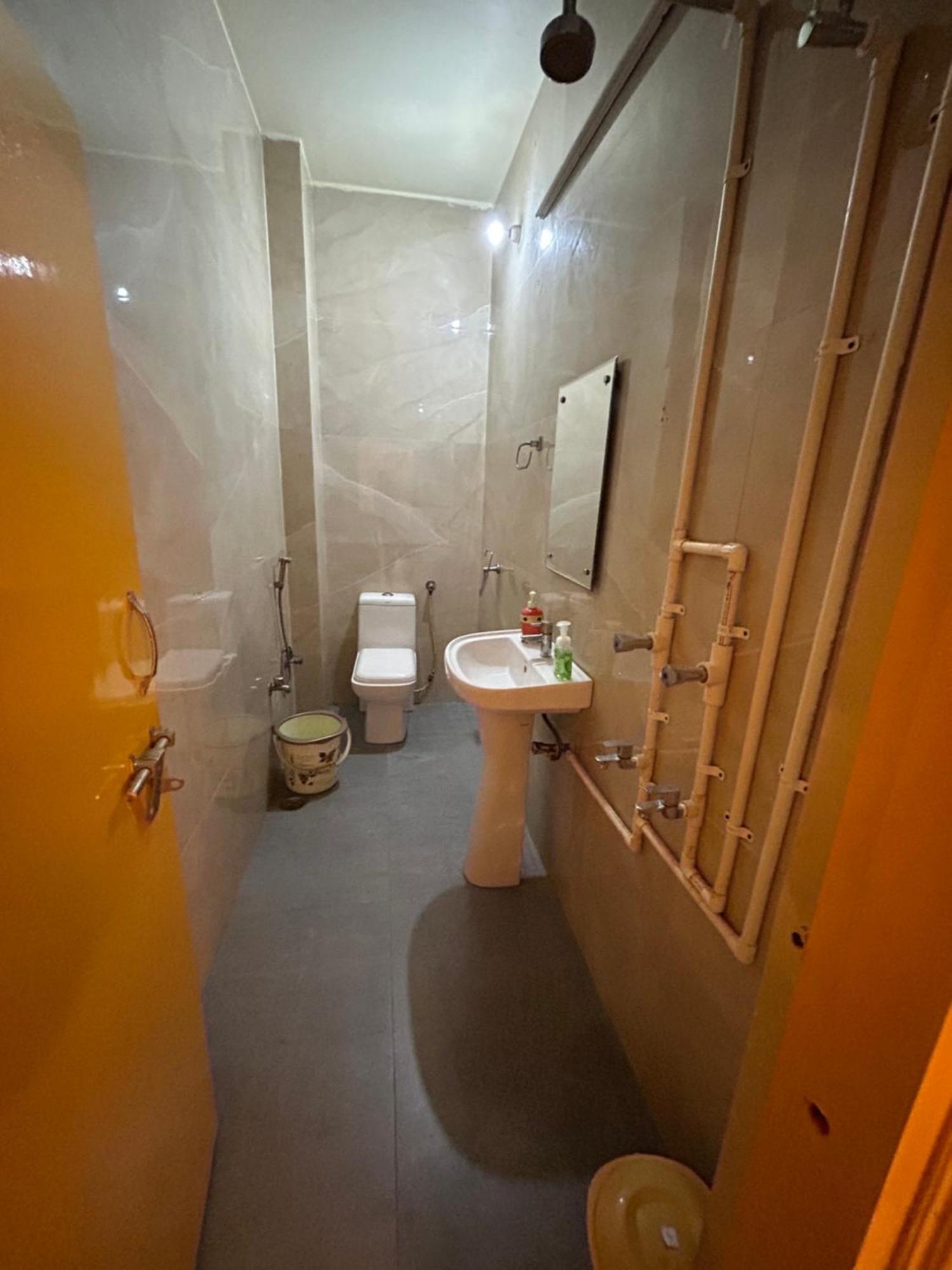 The Yellow House - Couple'S Getaway In Gomti Nagar- 1 Bhk Lucknow Exterior photo